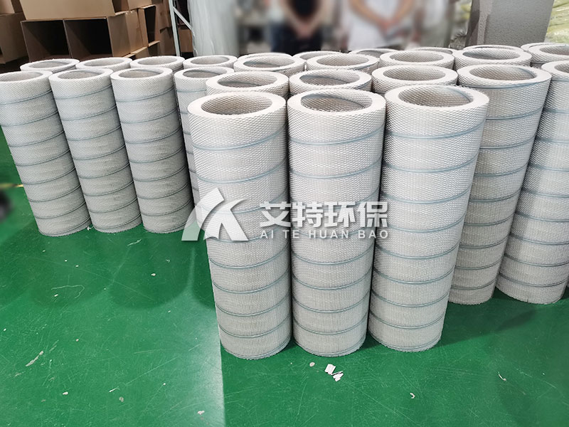 Self-cleaning air filter cartridge