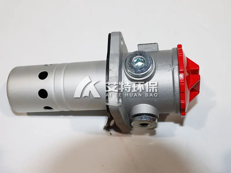 Self-sealing oil suction filter outside the box