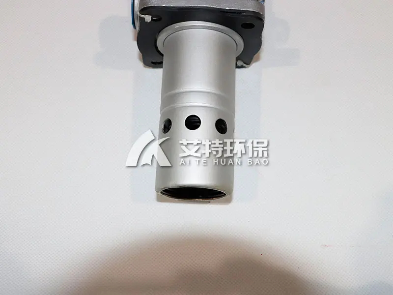 Self-sealing oil suction filter outside the box