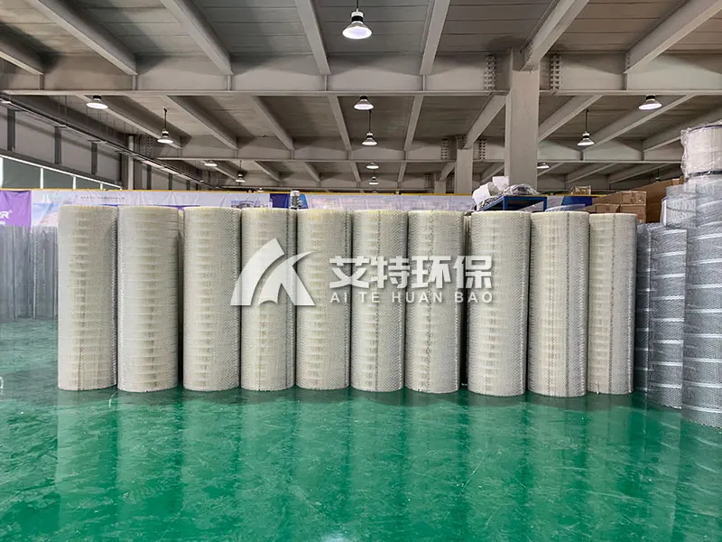 Self-cleaning dust filter cartridge