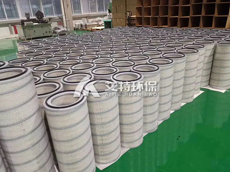 Self-cleaning dust filter cartridge