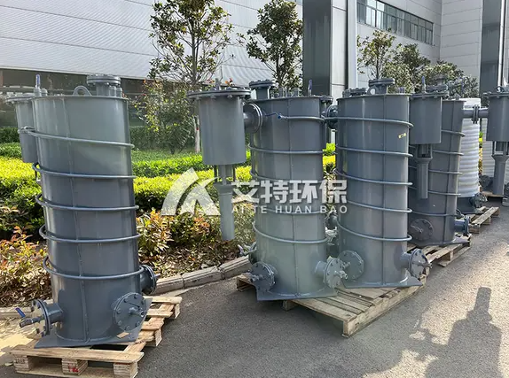 Condensate gas drainer