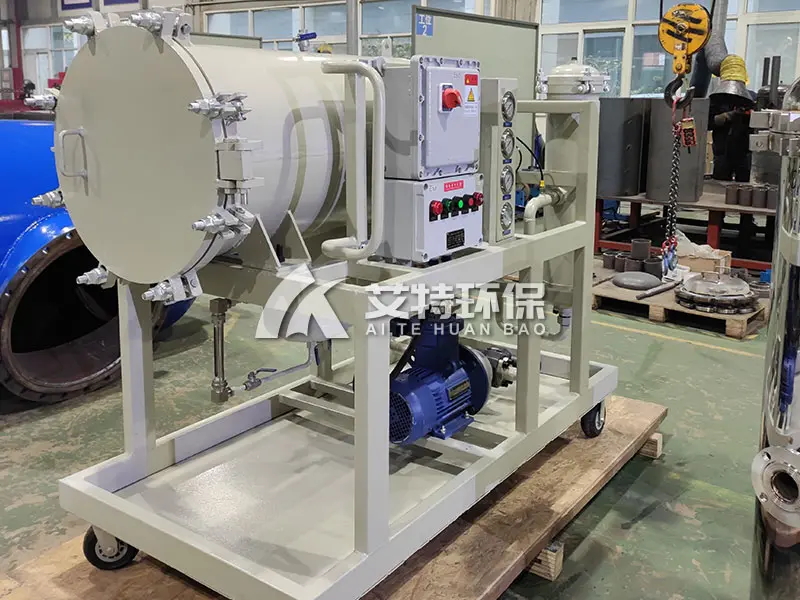 Explosion-proof coalescing dehydrating oil filter